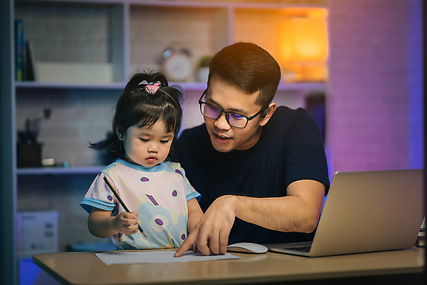 포토 JPG 해외이미지 라이프스타일 교육 남자 딸 아시아 어린이 비즈니스 학교 가족 스트레스 주택 직장 함께함 앉기 동양인 두명 노트북 컴퓨터 업무 비즈니스맨 아빠 야간 저녁 디자이너 온라인 과로 프로그래머 프리랜서 스타일 카피스페이스 해외포토 자연요소 직업 나라 컨셉 회사 관계 모션 사람 인종 건물 생활 전자제품 공백 작업 직장인 파일형식 이미지허브