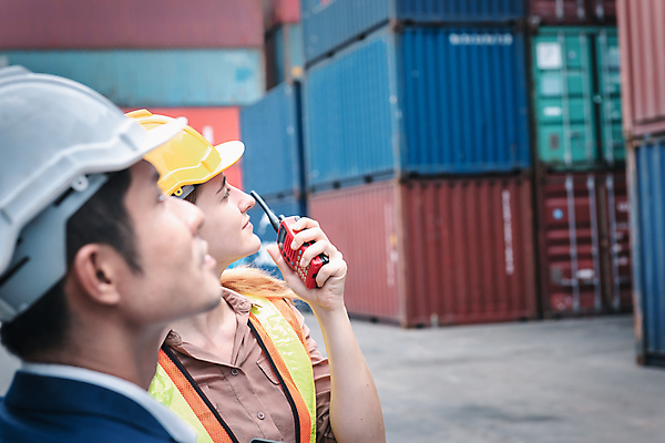 포토 JPG 해외이미지 주간 여자 남자 노동자 들기 상반신 성인 야외 두명 옆모습 올려보기 비즈니스맨 소프트포커스 컨테이너 무역 무역항 무전기 무역센터 성인만 해외포토 자연요소 직업 산업 뷰포인트 비즈니스 모션 무선통신 촬영기법 사람 직장인 파일형식 이미지허브