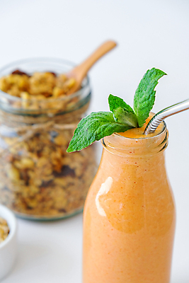 포토 JPG 해외이미지 실내 사람없음 아웃포커스 흰배경 그래놀라 오렌지스무디 해외포토 음식 백그라운드 촬영기법 내부 흰색 스무디 파일형식 이미지허브