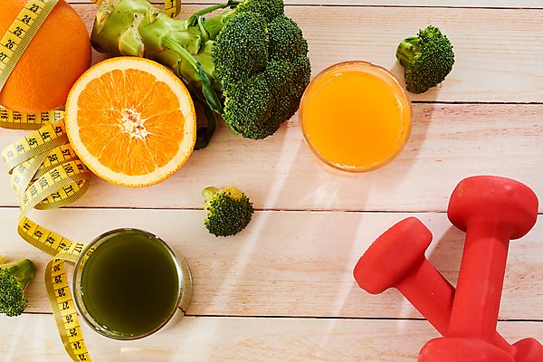 포토 JPG 해외이미지 다이어트 오렌지 단면 잔 실내 줄자 그림자 사람없음 하이앵글 아령 브로콜리 디톡스 나무배경 해독주스 해외포토 식기 뷰포인트 백그라운드 채소 과일 자 건강 내부 주스 파일형식 이미지허브