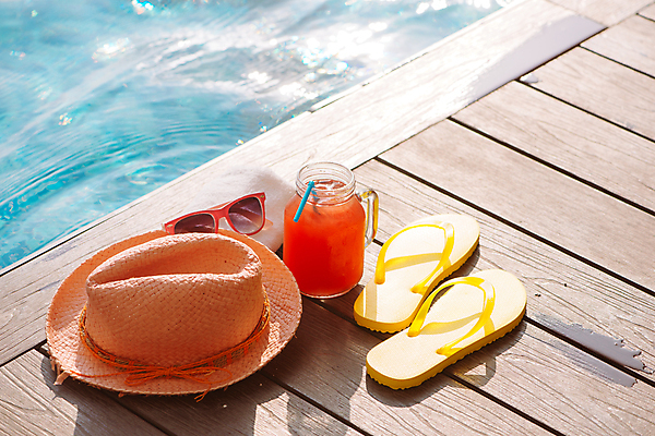 포토 JPG 해외이미지 리본 여행 잔 야외수영장 빨대 사람없음 야외 물 선글라스 햇빛 쪼리 수박주스 스무디 해외포토 자연요소 식기 안경 음료 수영장 태양 과일주스 샌들 파일형식 이미지허브