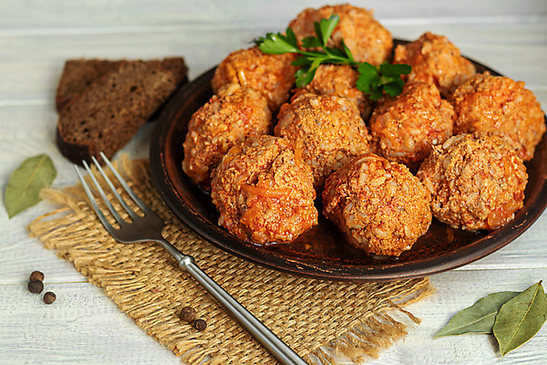 포토 JPG 해외이미지 접시 빵 포크 실내 요리 사람없음 미트볼 담기 나무탁자 월계수 해외포토 식기 음식 모션 탁자 내부 파일형식 이미지허브