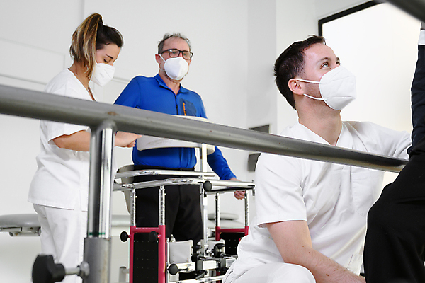 포토 JPG 해외이미지 직업 노년 남자 유니폼 노동자 건강 병원 사람 치료 세명 운동 걷기 산책 환자 간호사 의사 도움 장애인 은퇴 간호 노력 테라피 장애 돌봄 물리치료 물리치료사 옛날 재활 지원 치료사 치유 헬프 해외포토 옷 컨셉 의학 모션 휴식 성인 뷰티 의료진 파일형식 이미지허브