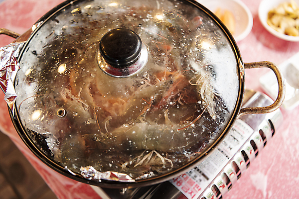 포토 JPG 사람없음 식당 뚜껑 냄비 굽기 버너 은박지 대하 인천 대하구이 소금구이 어시장 제철 제철음식 국내포토 음식 새우 한국 상점 시장 솥 구이 파일형식