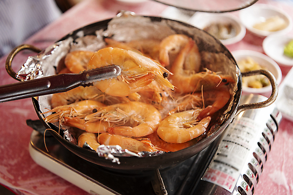 포토 JPG 집게 들기 사람없음 아웃포커스 식당 냄비 굽기 버너 은박지 대하 가득함 인천 대하구이 소금구이 어시장 제철 제철음식 국내포토 음식 모션 새우 한국 촬영기법 상점 시장 솥 구이 파일형식