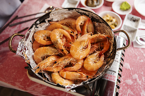 포토 JPG 수저 사람없음 식당 냄비 굽기 버너 은박지 대하 가득함 종지 인천 대하구이 소금구이 어시장 제철 제철음식 국내포토 그릇 식기 음식 새우 한국 상점 시장 솥 구이 파일형식