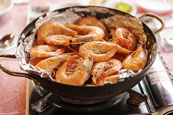 포토 JPG 사람없음 아웃포커스 식당 냄비 굽기 버너 은박지 대하 가득함 인천 대하구이 소금구이 어시장 제철 제철음식 국내포토 음식 새우 한국 촬영기법 상점 시장 솥 구이 파일형식