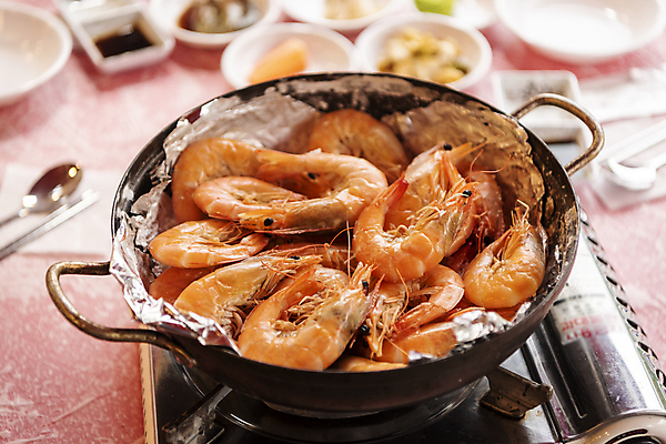 포토 JPG 수저 사람없음 아웃포커스 냄비 굽기 버너 은박지 대하 가득함 인천 대하구이 소금구이 어시장 제철 제철음식 국내포토 식기 음식 새우 한국 촬영기법 시장 솥 구이 파일형식