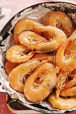 포토 JPG 사람없음 식당 냄비 굽기 은박지 대하 가득함 인천 대하구이 소금구이 어시장 제철 제철음식 국내포토 음식 새우 한국 상점 시장 솥 구이 파일형식