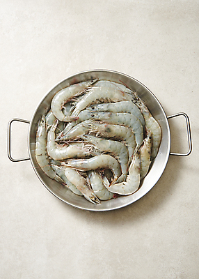 포토 JPG 스튜디오촬영 식재료 회색배경 실내 사람없음 하이앵글 신선 냄비 대하 담기 제철 제철음식 생새우 국내포토 음식 뷰포인트 백그라운드 모션 어패류 새우 내부 회색 솥 파일형식