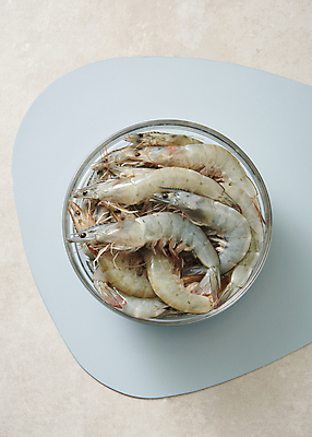 포토 JPG 스튜디오촬영 식재료 회색배경 실내 사람없음 하이앵글 신선 대하 담기 유리그릇 제철 테이블매트 제철음식 생새우 국내포토 그릇 음식 뷰포인트 백그라운드 모션 유리 어패류 새우 내부 회색 식탁보 파일형식