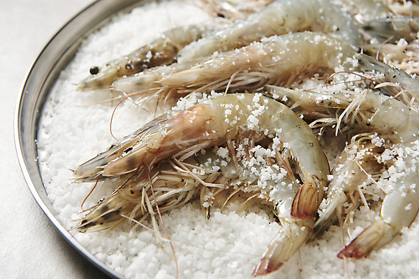 포토 JPG 스튜디오촬영 접시 식재료 회색배경 실내 사람없음 신선 대하 소금 제철 제철음식 생새우 국내포토 식기 음식 백그라운드 어패류 새우 내부 회색 파일형식