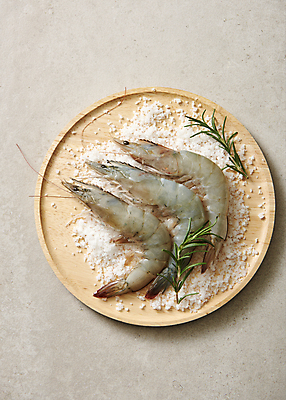 포토 JPG 스튜디오촬영 식재료 회색배경 실내 사람없음 하이앵글 신선 대하 소금 로즈메리 나무접시 제철 제철음식 생새우 국내포토 접시 음식 뷰포인트 백그라운드 어패류 새우 내부 회색 허브 파일형식