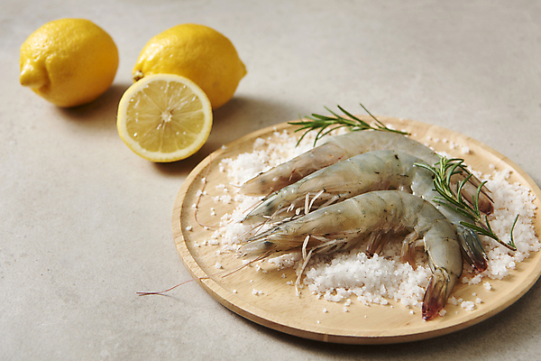 포토 JPG 스튜디오촬영 식재료 회색배경 단면 실내 사람없음 신선 레몬 대하 소금 로즈메리 나무접시 제철 제철음식 생새우 국내포토 접시 음식 백그라운드 과일 어패류 새우 내부 회색 허브 파일형식