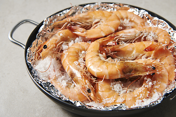 포토 JPG 스튜디오촬영 회색배경 실내 사람없음 냄비 은박지 대하 담기 소금 대하구이 소금구이 제철 제철음식 국내포토 음식 백그라운드 모션 새우 내부 회색 솥 구이 파일형식