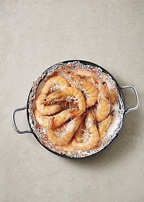 포토 JPG 스튜디오촬영 회색배경 실내 사람없음 하이앵글 냄비 은박지 대하 담기 대하구이 소금구이 제철 제철음식 국내포토 음식 뷰포인트 백그라운드 모션 새우 내부 회색 솥 구이 파일형식