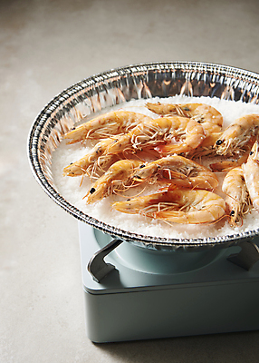 포토 JPG 스튜디오촬영 회색배경 실내 사람없음 굽기 버너 대하 소금 대하구이 소금구이 은박접시 제철 제철음식 국내포토 접시 음식 백그라운드 새우 내부 회색 구이 파일형식