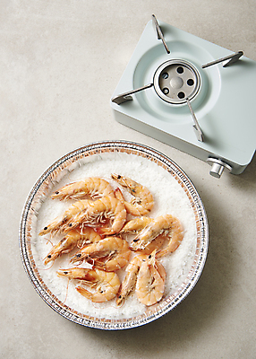 포토 JPG 스튜디오촬영 접시 회색배경 실내 사람없음 하이앵글 버너 대하 소금 대하구이 소금구이 제철 제철음식 국내포토 식기 음식 뷰포인트 백그라운드 새우 내부 회색 구이 파일형식