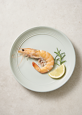 포토 JPG 스튜디오촬영 접시 회색배경 실내 사람없음 하이앵글 레몬 대하 로즈메리 대하구이 소금구이 제철 제철음식 국내포토 식기 음식 뷰포인트 백그라운드 과일 새우 내부 회색 구이 허브 파일형식