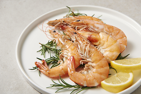 포토 JPG 스튜디오촬영 접시 회색배경 실내 사람없음 레몬 대하 로즈메리 대하구이 소금구이 제철 제철음식 국내포토 식기 음식 백그라운드 과일 새우 내부 회색 구이 허브 파일형식