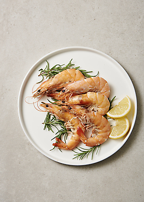 포토 JPG 스튜디오촬영 접시 회색배경 실내 사람없음 하이앵글 레몬 대하 로즈메리 대하구이 소금구이 제철 제철음식 국내포토 식기 음식 뷰포인트 백그라운드 과일 새우 내부 회색 구이 허브 파일형식