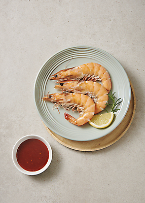 포토 JPG 스튜디오촬영 접시 회색배경 실내 사람없음 하이앵글 레몬 대하 로즈메리 나무받침 대하구이 소금구이 제철 초고추장 플랫레이 제철음식 국내포토 식기 음식 뷰포인트 백그라운드 과일 새우 내부 목재 회색 양념 플랫 구이 허브 받침대 파일형식