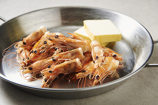 포토 JPG 스튜디오촬영 회색배경 실내 사람없음 냄비 대하 버터 대가리 대하구이 제철 새우버터구이 제철음식 국내포토 음식 백그라운드 새우 내부 회색 솥 구이 파일형식