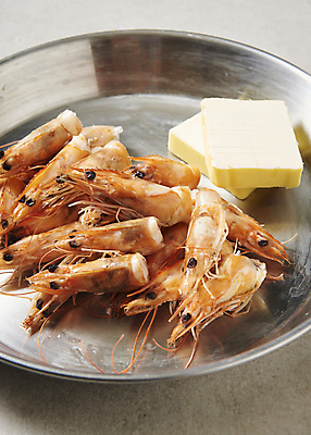 포토 JPG 스튜디오촬영 회색배경 실내 사람없음 냄비 대하 버터 대가리 대하구이 소금구이 제철 제철음식 국내포토 음식 백그라운드 새우 내부 회색 솥 구이 파일형식