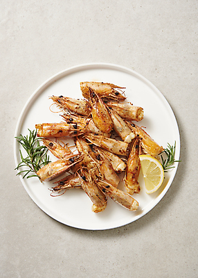포토 JPG 스튜디오촬영 접시 회색배경 실내 사람없음 하이앵글 레몬 대하 로즈메리 대가리 대하구이 제철 새우버터구이 제철음식 국내포토 식기 음식 뷰포인트 백그라운드 과일 새우 내부 회색 구이 허브 파일형식