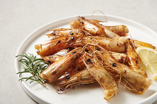 포토 JPG 스튜디오촬영 접시 회색배경 실내 사람없음 레몬 대하 로즈메리 대가리 대하구이 제철 새우버터구이 제철음식 국내포토 식기 음식 백그라운드 과일 새우 내부 회색 구이 허브 파일형식