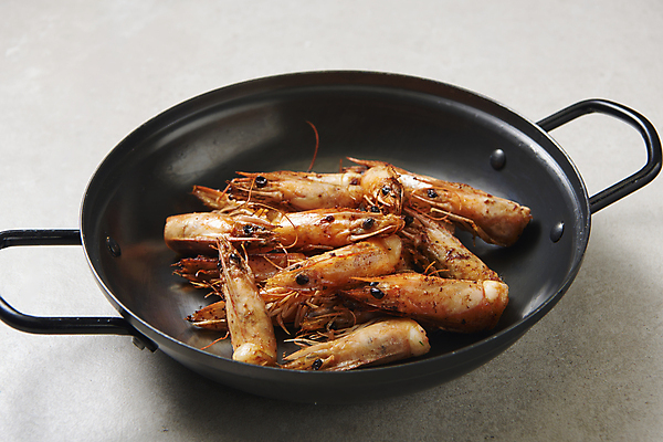 포토 JPG 스튜디오촬영 회색배경 실내 사람없음 냄비 대하 담기 대가리 대하구이 제철 새우버터구이 제철음식 국내포토 음식 백그라운드 모션 새우 내부 회색 솥 구이 파일형식