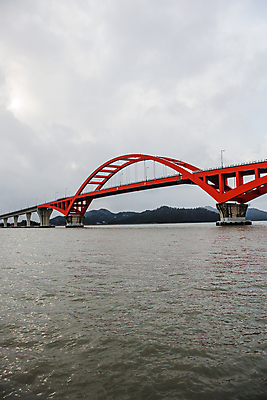 포토 JPG 주간 겨울 하늘 사람없음 야외 전라남도 흐림 서해 신안 가교 겨울풍경 국내포토 자연요소 건축물 계절 바다 날씨 풍경 전라도 파일형식