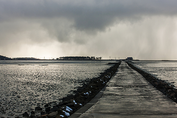 포토 JPG 주간 구름 겨울 사람없음 야외 전라남도 갯벌 흐림 바닷길 서해 신안 겨울풍경 국내포토 자연요소 계절 길 바다 날씨 풍경 전라도 파일형식