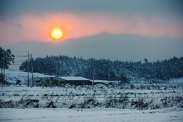 포토 JPG 주간 겨울 하늘 주택 사람없음 야외 태양 일출 시골 눈 전라남도 신안 겨울풍경 눈덮임 국내포토 자연요소 계절 컨셉 날씨 풍경 건물 노을 전라도 파일형식