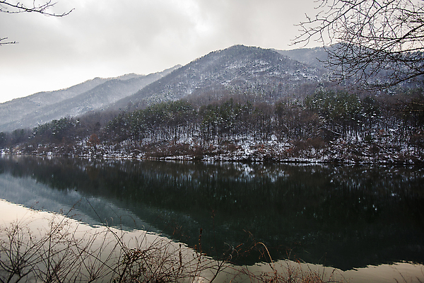 포토 JPG 주간 겨울 하늘 산 사람없음 야외 반사 나뭇가지 저수지 전라북도 흐림 겨울풍경 완주군 국내포토 자연요소 나무 계절 날씨 풍경 전라도 파일형식