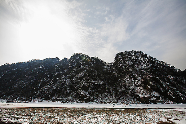 포토 JPG 주간 설경 겨울 자연 하늘 산 사람없음 야외 강원도 홍천 겨울풍경 국내포토 자연요소 계절 한국 풍경 생태계 파일형식