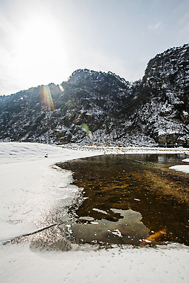 포토 JPG 주간 설경 겨울 자연 하늘 산 사람없음 야외 강 햇빛 눈 강원도 홍천 겨울풍경 눈덮임 국내포토 자연요소 계절 컨셉 날씨 한국 풍경 태양 생태계 파일형식