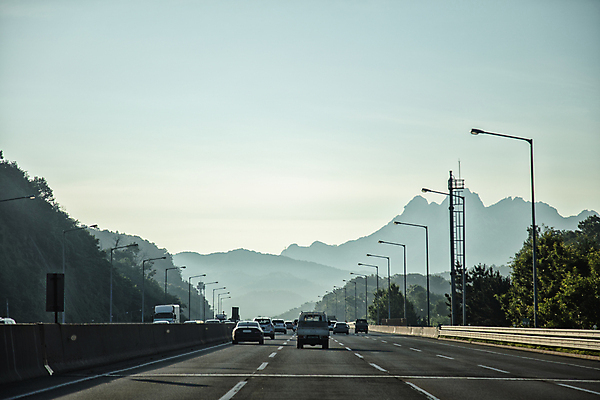 포토 JPG 주간 도로 가로등 자동차 산 풍경 사람없음 야외 새벽 트럭 출근 강원도 국내포토 자연요소 공공시설 길 육상교통 교통시설 한국 출퇴근 파일형식
