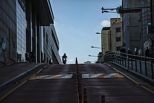 포토 JPG 주간 구름 도로 가로등 서울 사람 풍경 여러명 야외 건물 일상 오토바이 도시 정지 언덕 방지턱 국내포토 자연요소 건축물 공공시설 길 다수 교통시설 모션 한국 라이프 바이크 파일형식