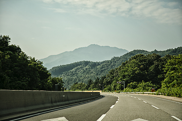 포토 JPG 주간 구름 여유 여행 하늘 산 풍경 사람없음 야외 드라이브 고속도로 경상북도 한가함 국내포토 자연요소 감정 도로 컨셉 운전 경상도 파일형식