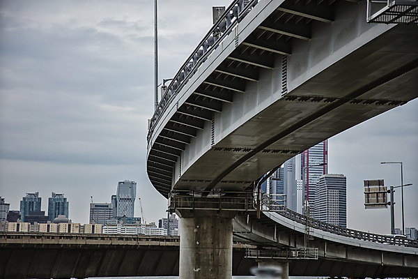 포토 JPG 주간 구름 서울 풍경 사람없음 야외 건물 도시풍경 도시 고가다리 여의도 강변북로 국내포토 자연요소 건축물 한국 파일형식 고속화도로
