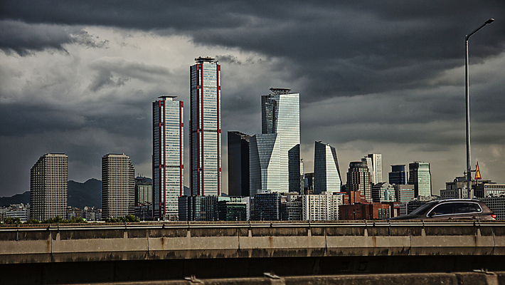 포토 JPG 구름 자동차 하늘 서울 풍경 사람없음 야외 건물 도시풍경 고층빌딩 도시 흐림 빌딩숲 여의도 강변북로 국내포토 자연요소 건축물 육상교통 날씨 한국 빌딩 파일형식 고속화도로