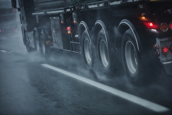 포토 JPG 주간 풍경 사람없음 야외 트럭 비 물보라 폭우 충청북도 빗길 빗길운전 국내포토 자연요소 길 자동차 날씨 물 운전 자연재해 충청도 파일형식