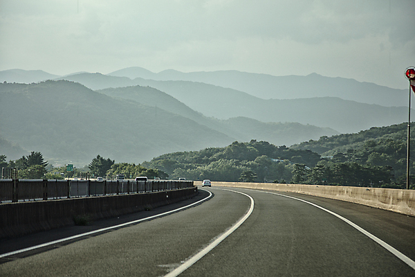포토 JPG 주간 여행 자동차 산 풍경 사람없음 야외 드라이브 고속도로 충청북도 산맥 국내포토 자연요소 도로 육상교통 운전 충청도 파일형식