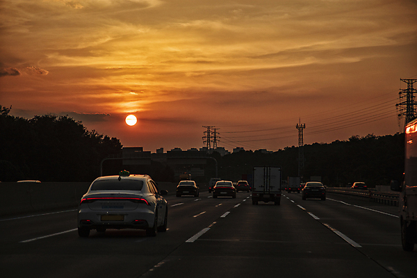 포토 JPG 구름 자동차 하늘 풍경 사람없음 야외 태양 노을 일몰 드라이브 고속도로 저녁 경기도 송전탑 퇴근길 국내포토 자연요소 도로 육상교통 한국 탑 운전 야간 퇴근 파일형식