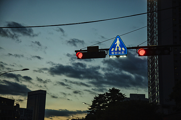 포토 JPG 구름 하늘 풍경 사람없음 야외 횡단보도 정지 저녁 신호등 적신호 도로표시판 일산 국내포토 자연요소 모션 표지판 보행로 야간 경기도 파일형식