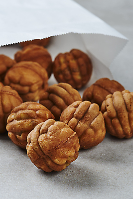 포토 JPG 스튜디오촬영 회색배경 디저트 실내 사람없음 종이봉투 쏟아짐 호도과자 휴게소 국내포토 음식 백그라운드 모션 휴식 봉투 내부 과자 회색 파일형식