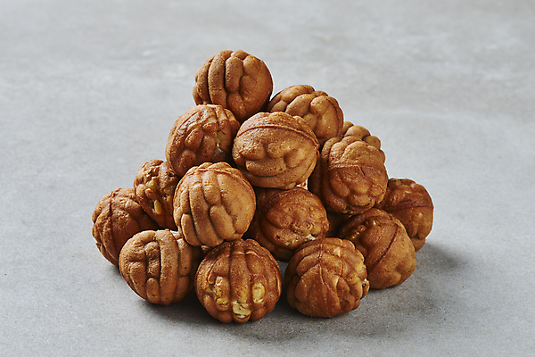 포토 JPG 스튜디오촬영 회색배경 디저트 실내 사람없음 쌓기 호도과자 휴게소 국내포토 음식 백그라운드 모션 휴식 내부 과자 회색 파일형식