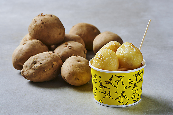 포토 JPG 스튜디오촬영 회색배경 디저트 감자 실내 사람없음 쌓기 종이컵 이쑤시개 통감자 포장용기 휴게소 국내포토 음식 백그라운드 채소 모션 휴식 내부 컵 회색 일회용 포장재료 파일형식