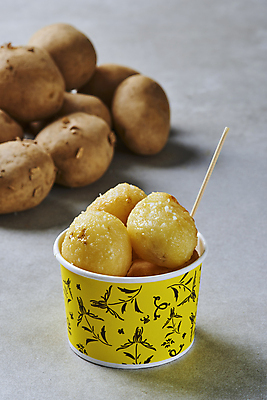 포토 JPG 스튜디오촬영 회색배경 디저트 감자 실내 사람없음 쌓기 종이컵 이쑤시개 통감자 포장용기 휴게소 국내포토 음식 백그라운드 채소 모션 휴식 내부 컵 회색 일회용 포장재료 파일형식